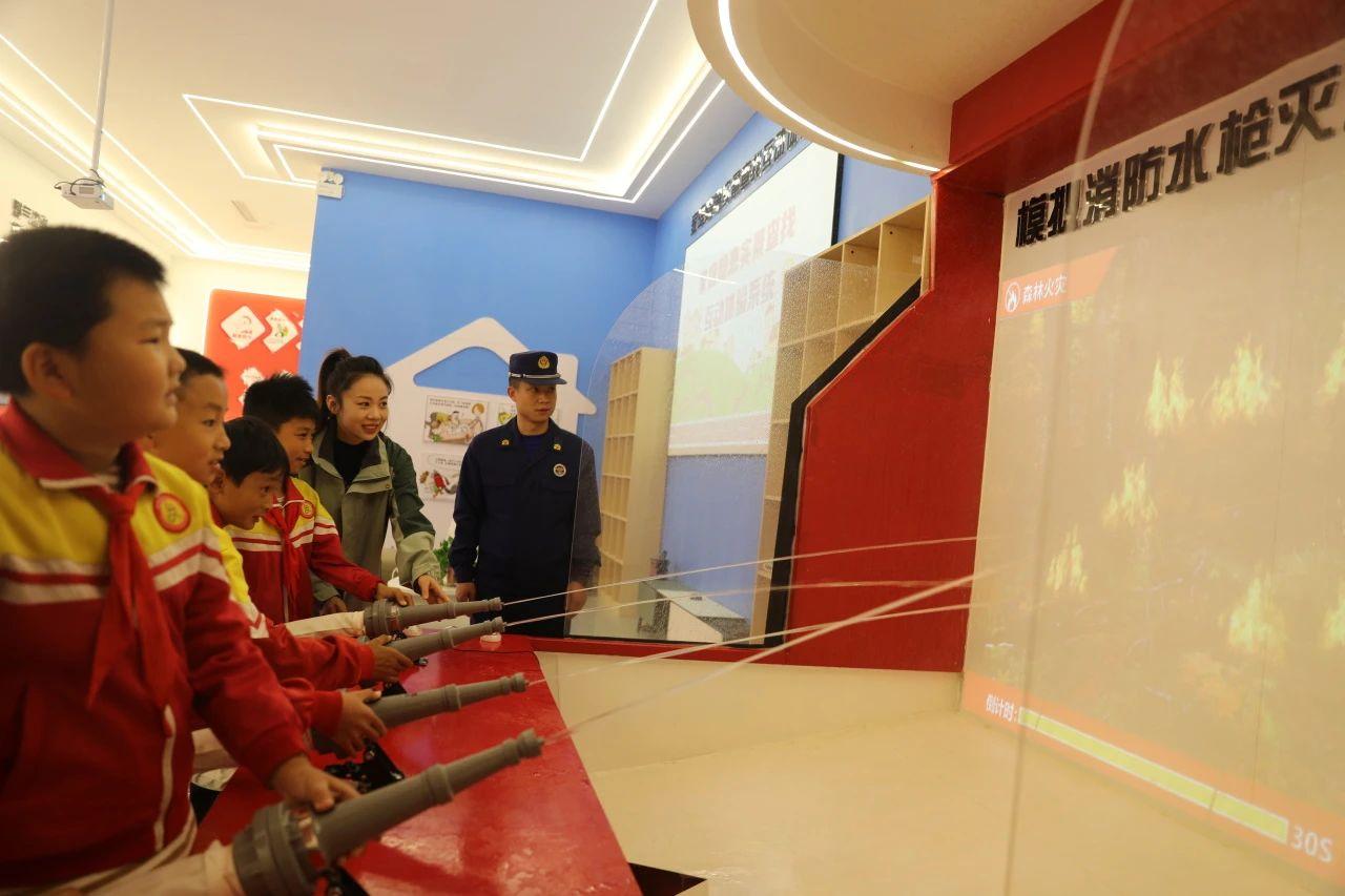 觀摩貴州省青少年消防科普體驗(yàn)中心.jpg