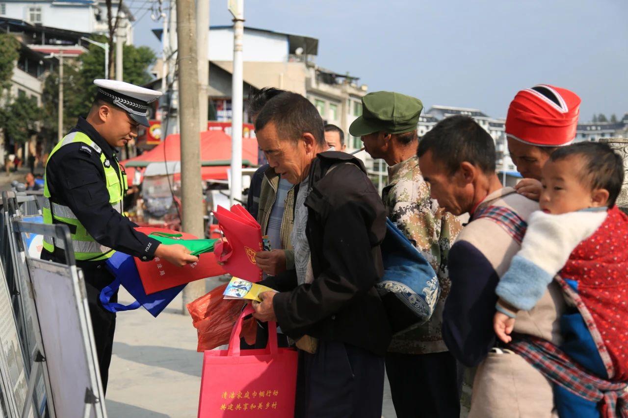 民警向群眾發(fā)放宣傳手冊.jpg
