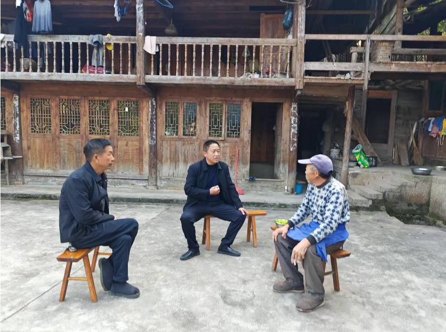 圖1 鮮正軍進(jìn)行入戶走訪.jpg