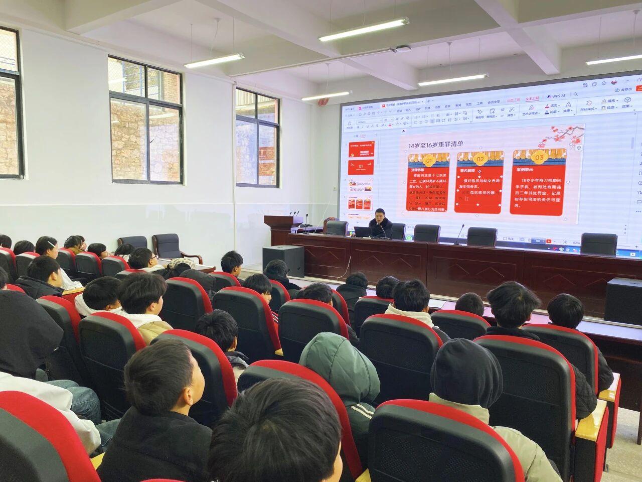 圖1  講課現(xiàn)場.jpg