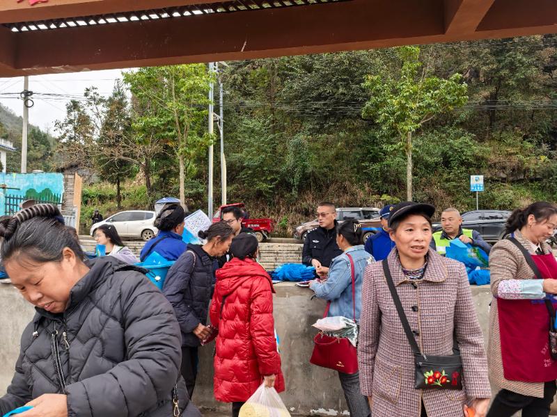 圖3 ?；痉ㄋ?lián)合公安、綜治、交管等部門開展“道路交通安全”主題法治宣傳活動(dòng).jpg