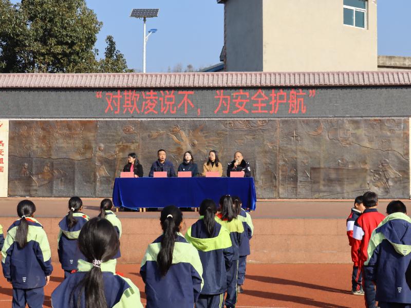 圖2  紅果司法所聯(lián)合婦聯(lián)、派出所等部門，走進(jìn)紅果街道沙坨小學(xué)開展防欺凌專題講座.jpg