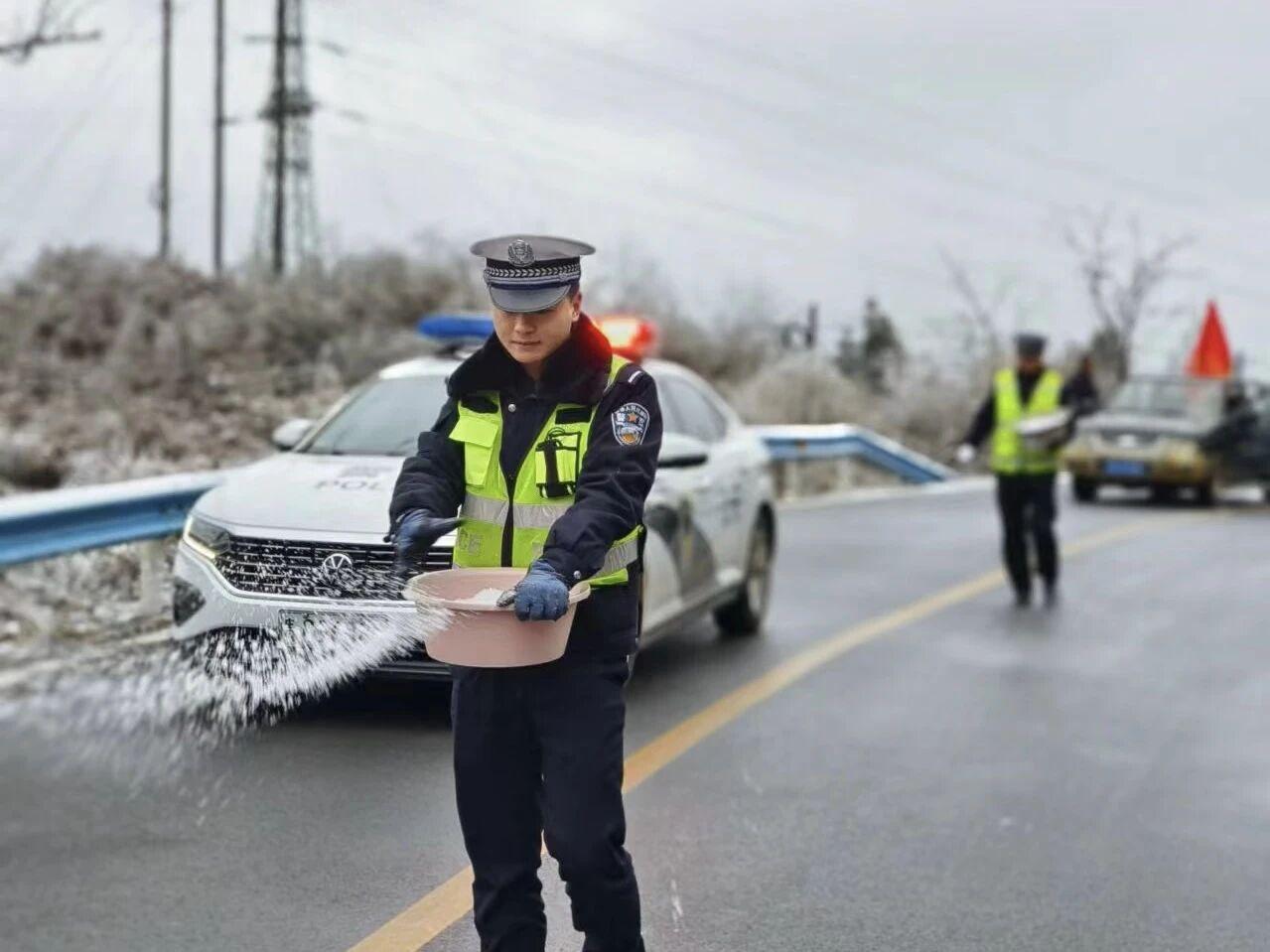 圖1民警在轄區(qū)結(jié)冰路段開展撒鹽除冰防凍工作。.jpg