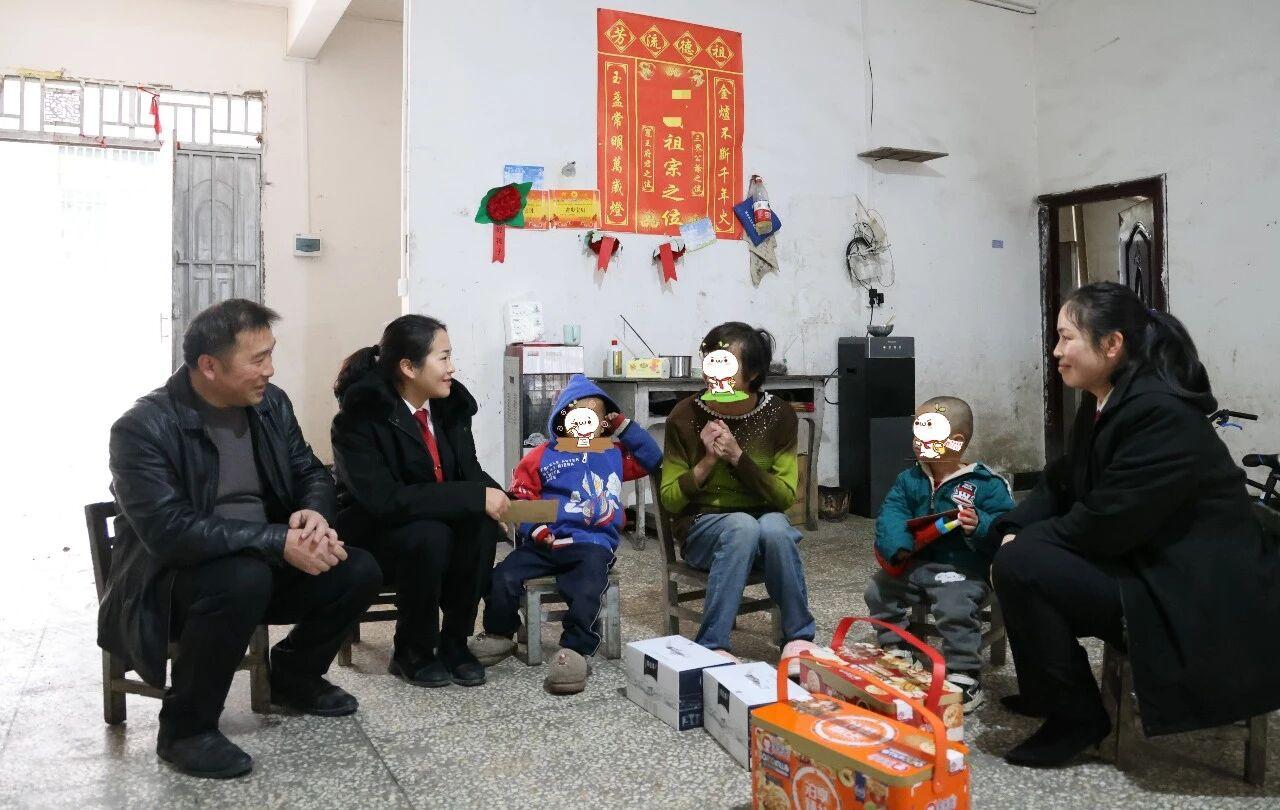 圖5 荔波法院“愛心媽媽”走訪慰問困境、留守兒童.jpg