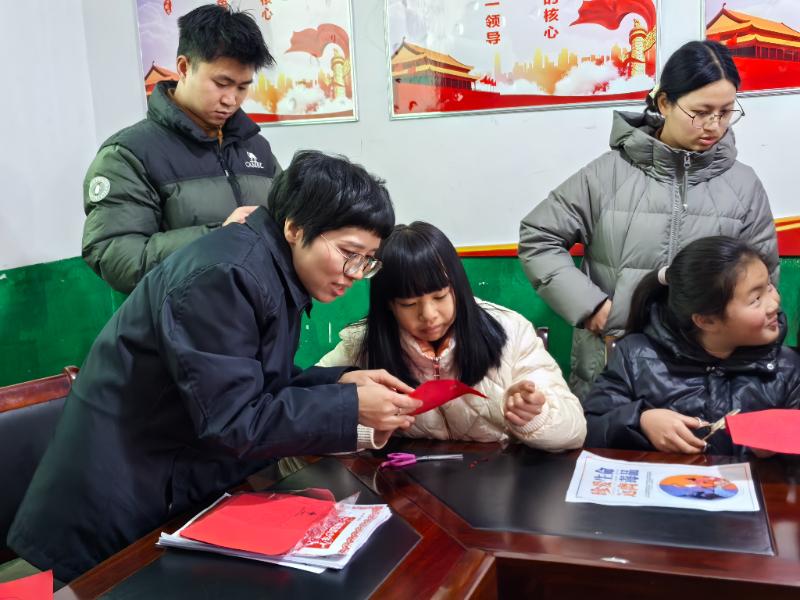 圖1 黨支部工作人員與小學生一起做手工 .jpg