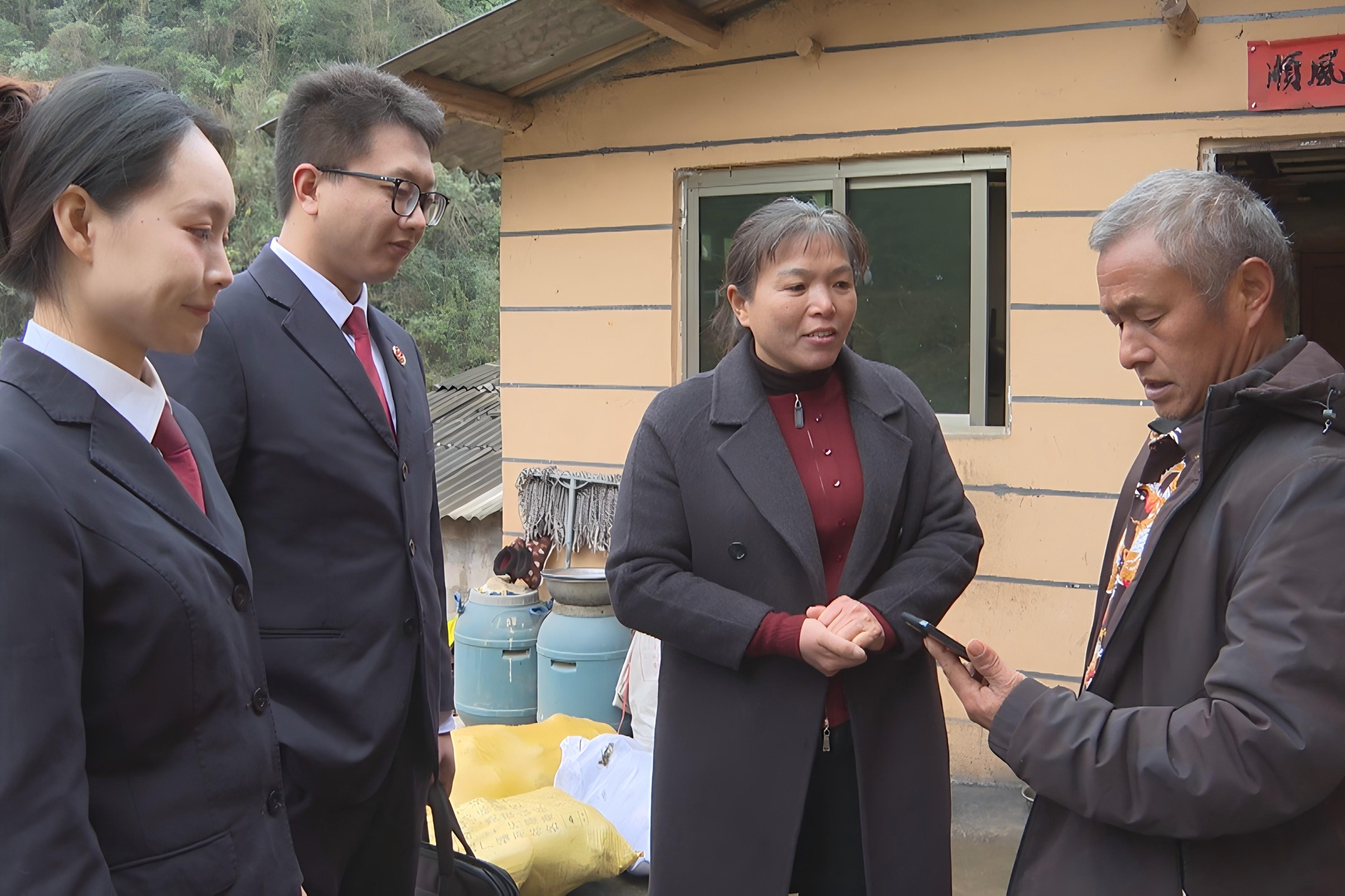 圖1  村民對檢察人員展示網絡情況.jpg