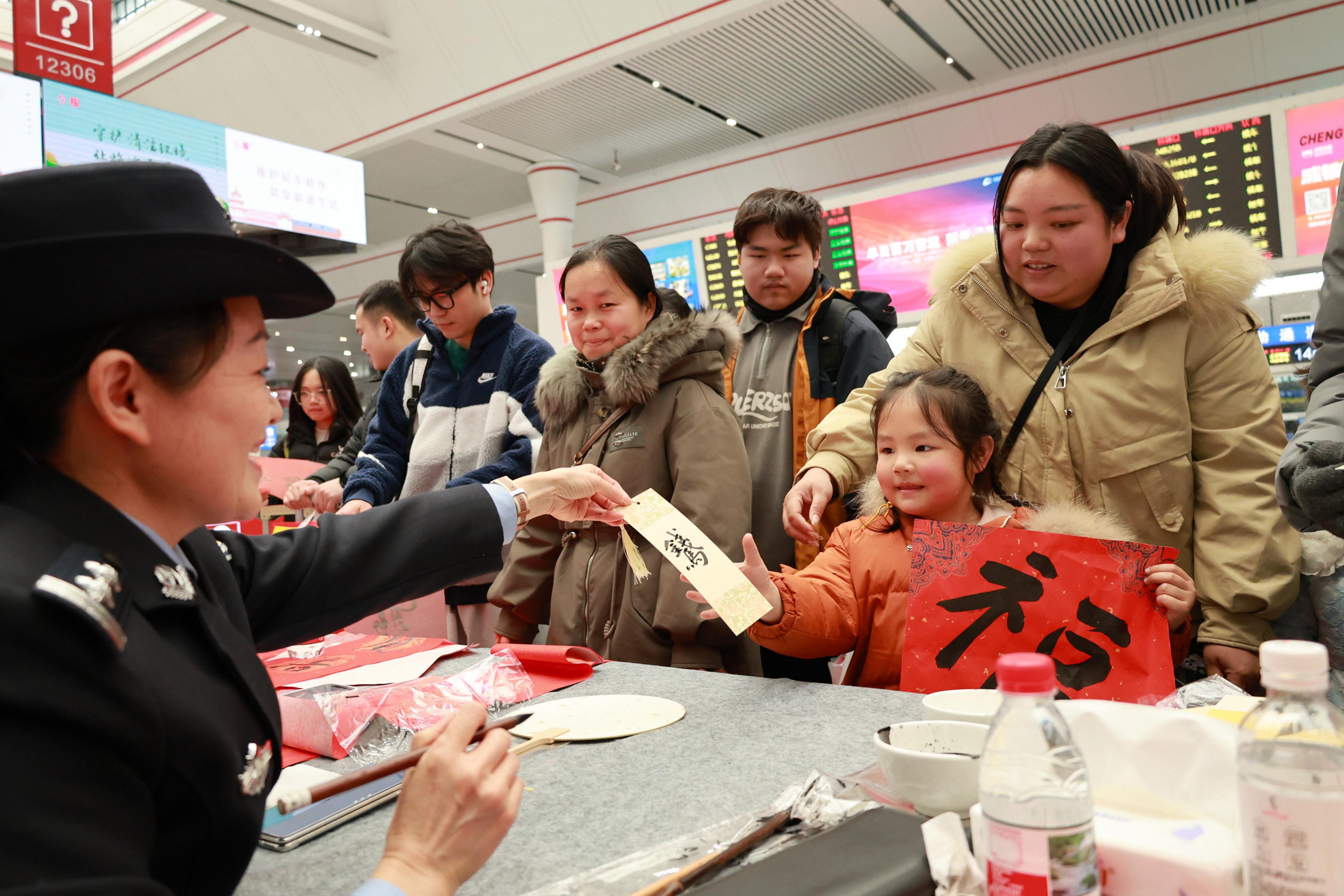 2 公安處“云芳書法工作室”民警現場寫福送平安.jpg
