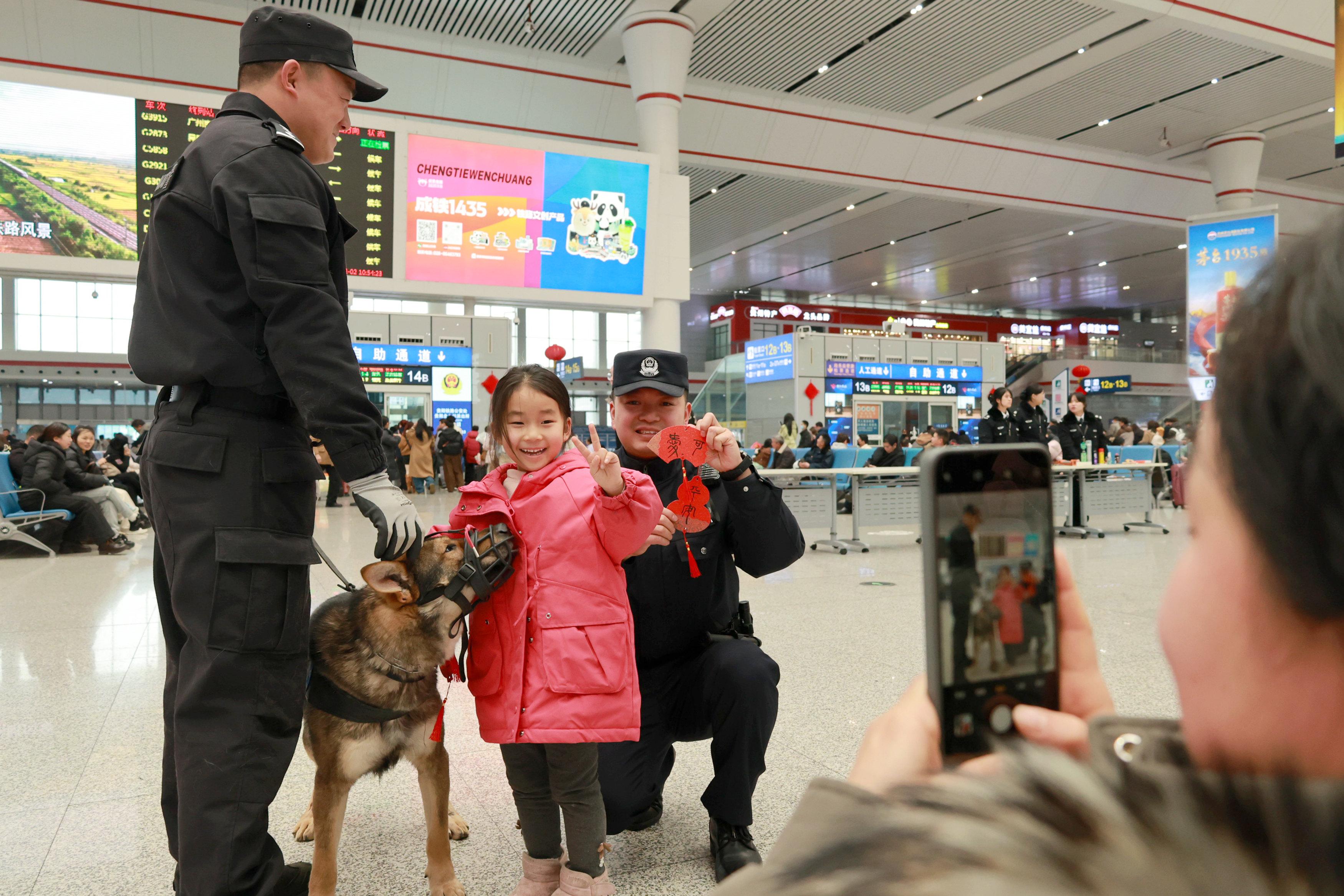 12 小小旅客與現場的“明星警犬——飛虎”合影留念.jpg