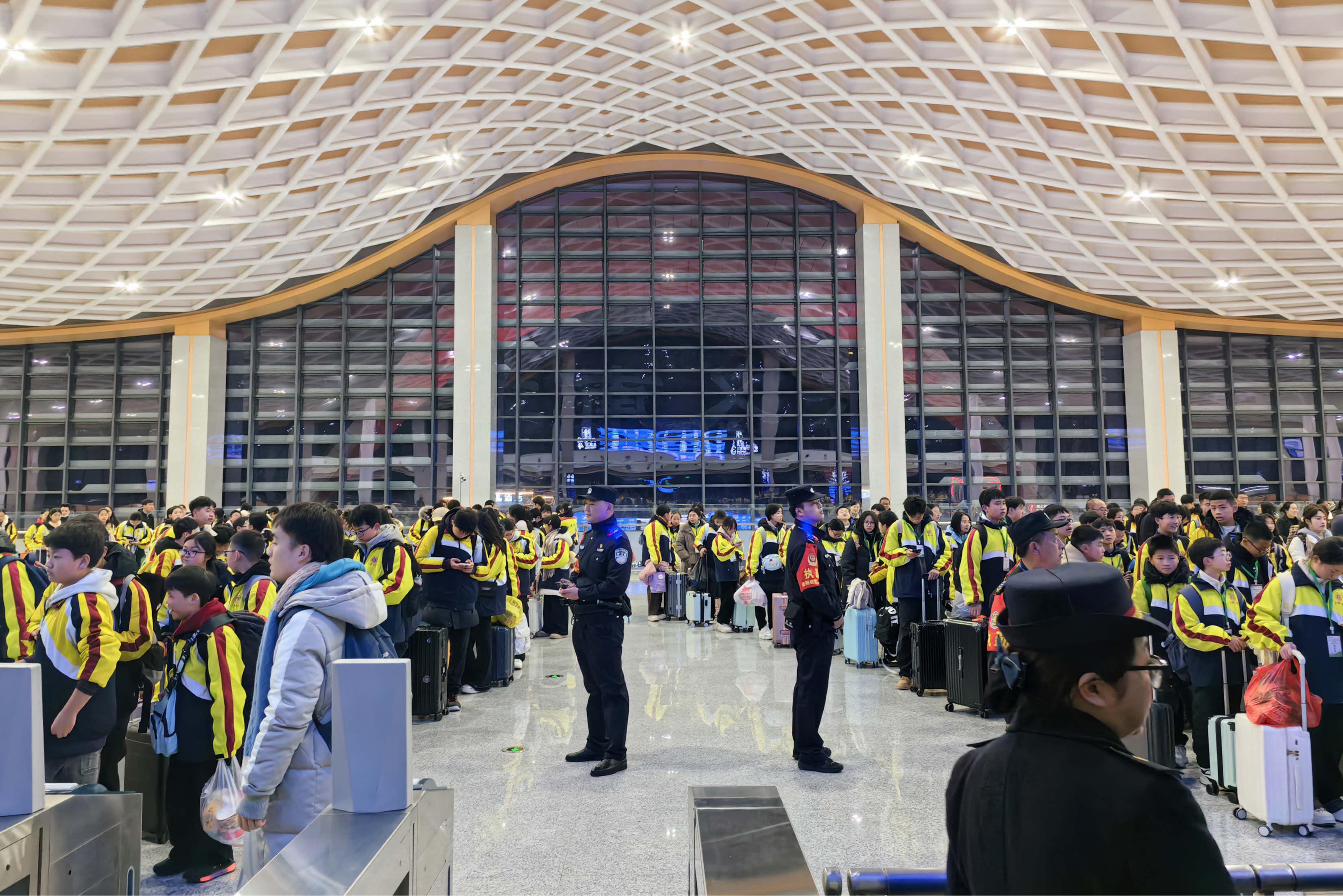 14 興義南站內干部民警認真開展當地中學“研學”集中出行秩序維護.jpg