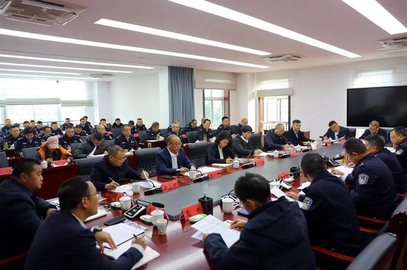 圖3 市公安局舉行黨風政風警風監(jiān)督員聘任儀式?！岔樄踩诿襟w中心供圖.jpg