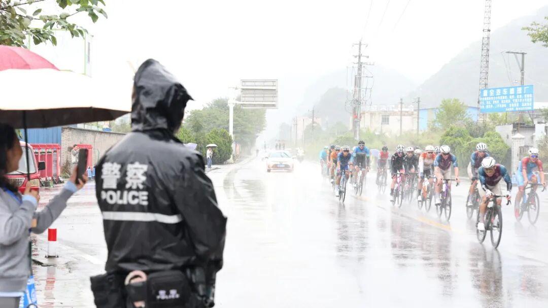 圖2 全力護航首屆環(huán)貴州公園省國際公路自行車賽。——鎮(zhèn)寧自治縣公安局供圖.jpg