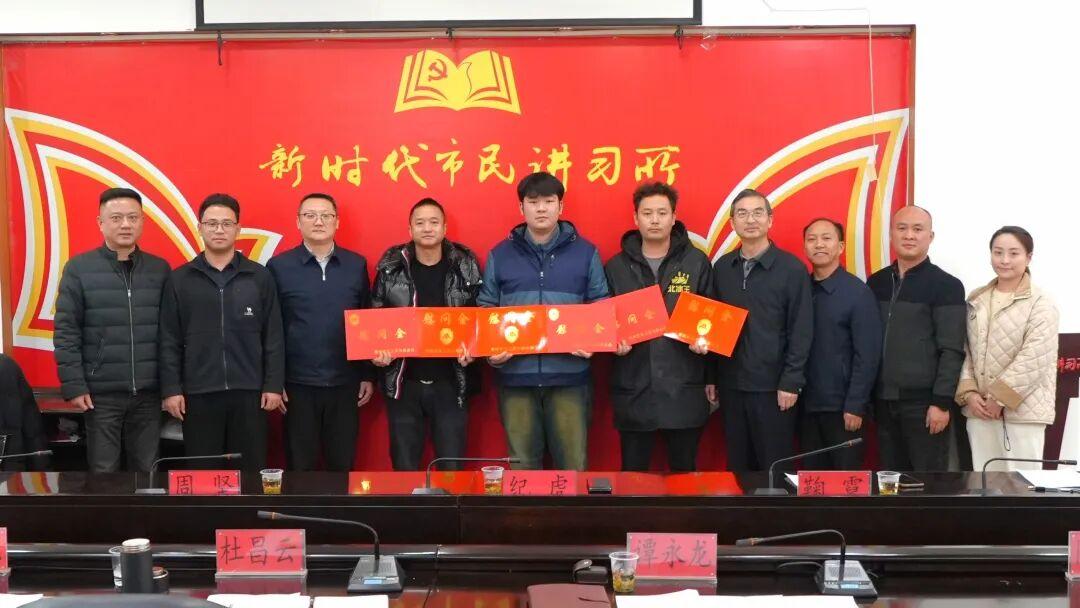 圖1中間三位依次為蔣躍華 冉十全 陳司云.jpg