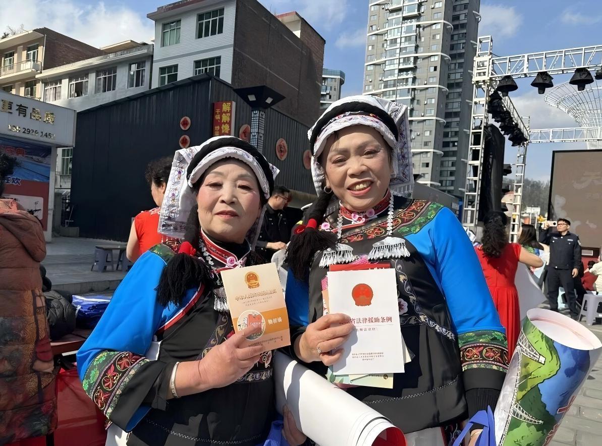 圖1 向群眾贈(zèng)送法治書(shū)籍.jpg