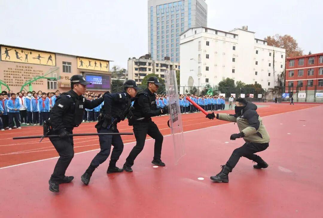 圖2 特警隊(duì)員現(xiàn)場講解襲擊應(yīng)對技巧.jpg