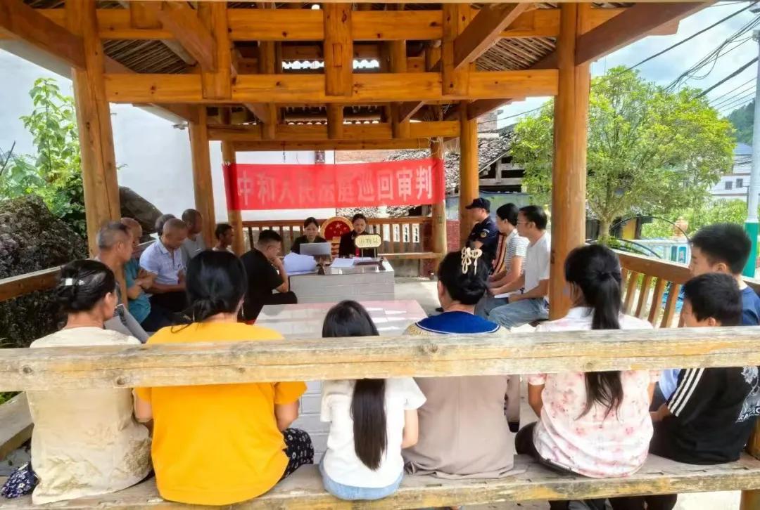 圖3 中和人民法庭將審判庭設(shè)在了鄉(xiāng)場(chǎng)邊的“納涼亭”.jpg