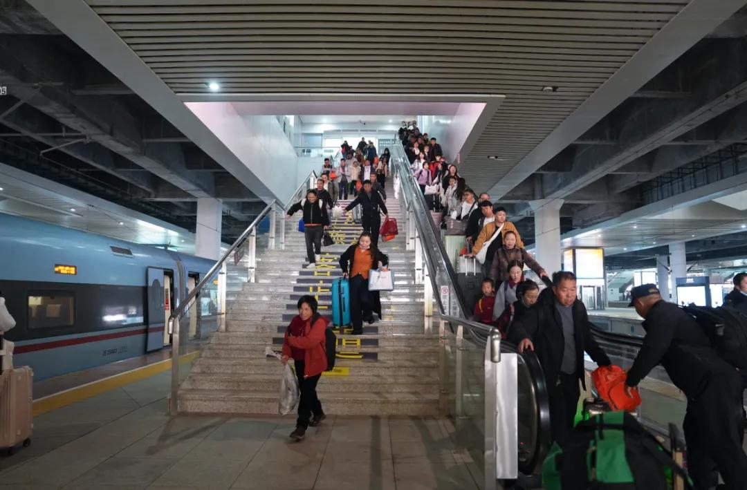 圖2 旅客有序趕車場(chǎng)景.jpg