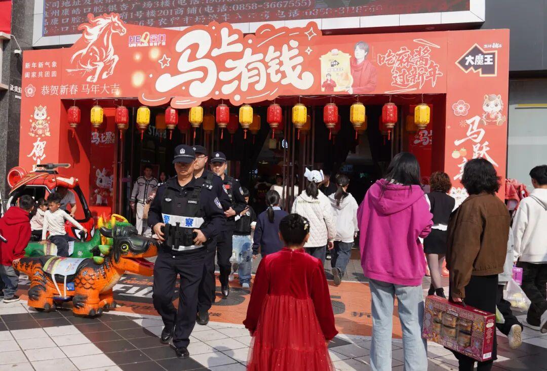 圖1 民警春節(jié)期間執(zhí)勤1.jpg