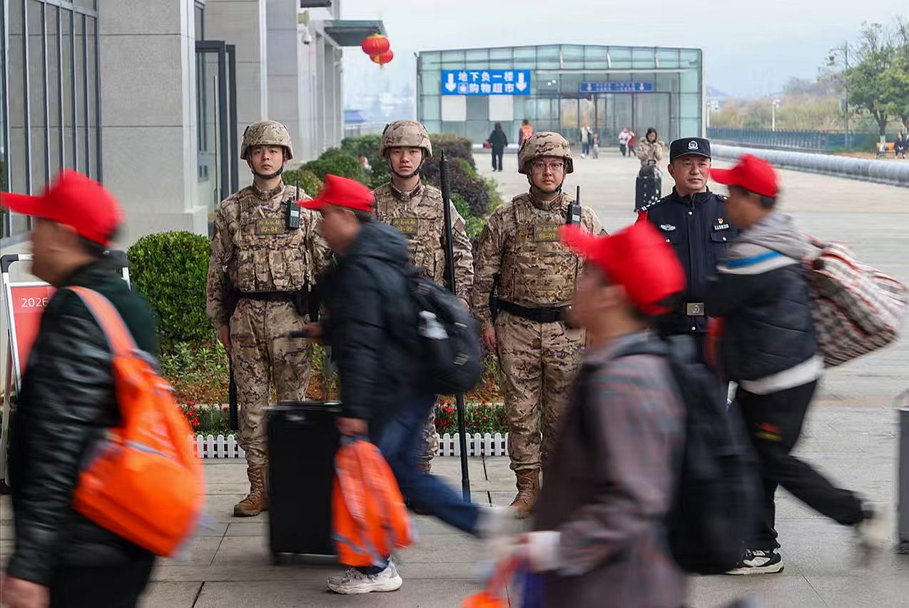 圖3駐站武警守護(hù)務(wù)工旅客有序進(jìn)站乘車。.jpg