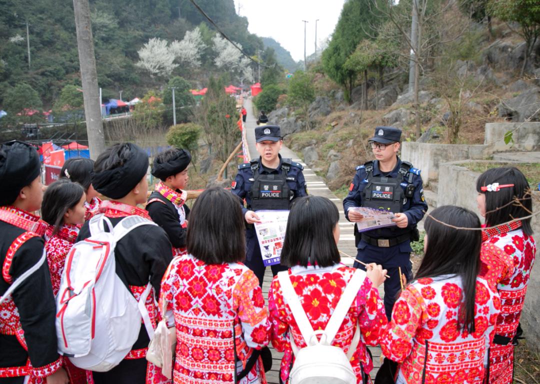 圖2 民警們手拿禁毒、反詐、防火防盜宣傳品開展宣傳.jpg
