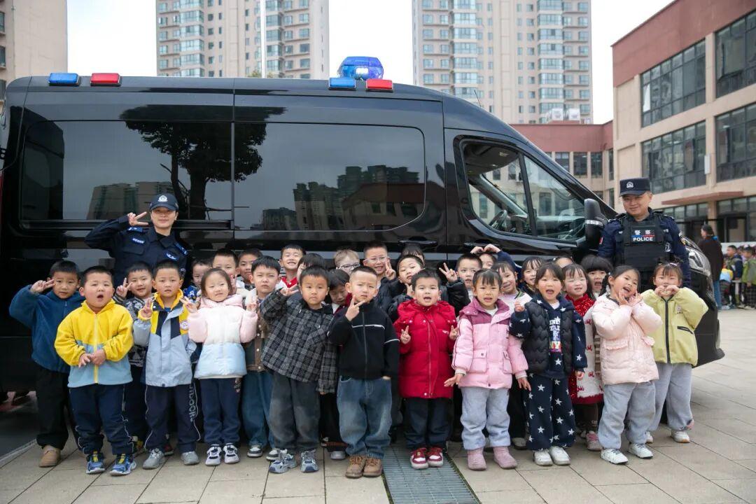 圖4 小朋友和民警同志合照.jpg
