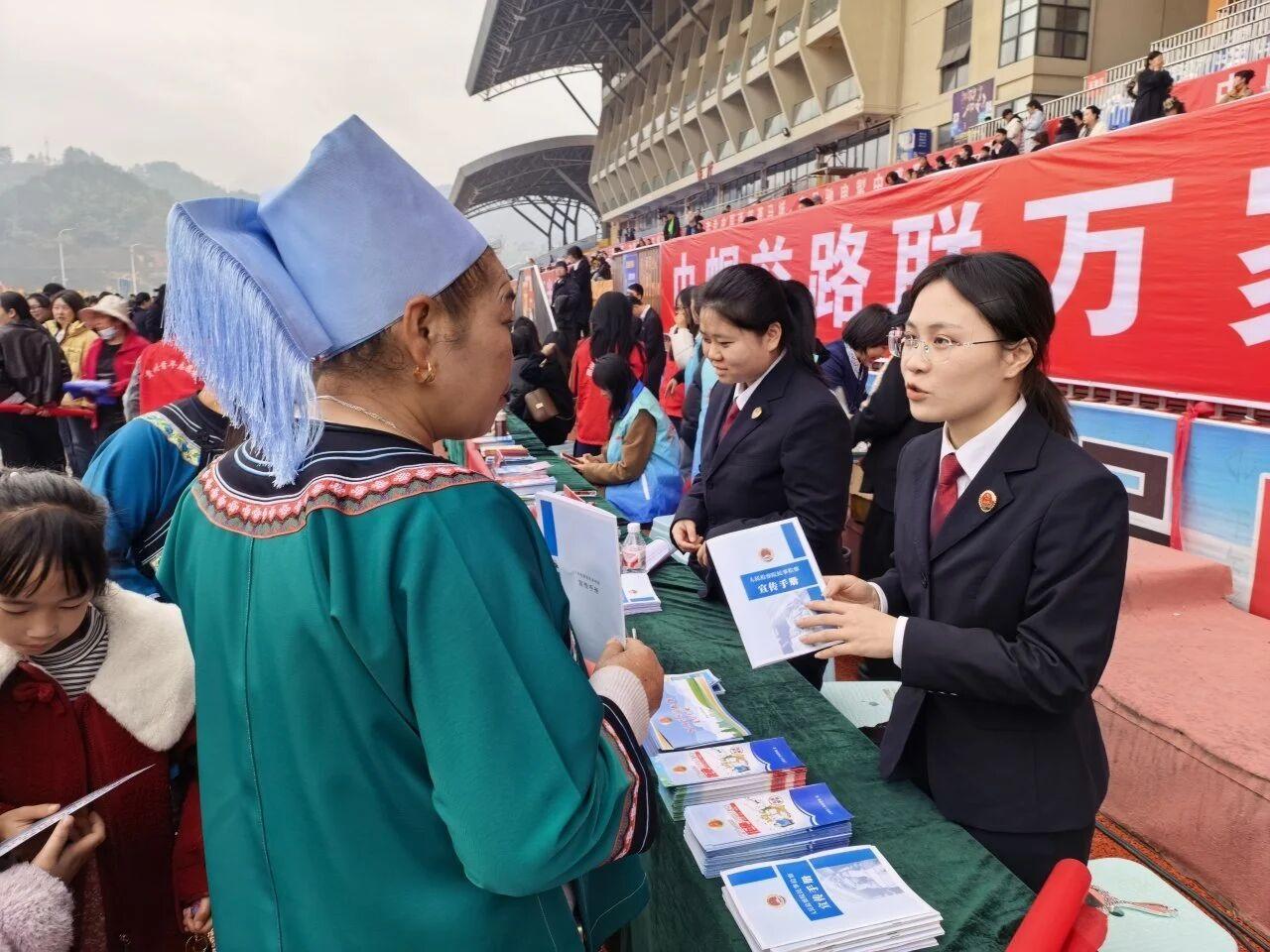 圖1 女干警向過往群眾普及法律知識.jpg
