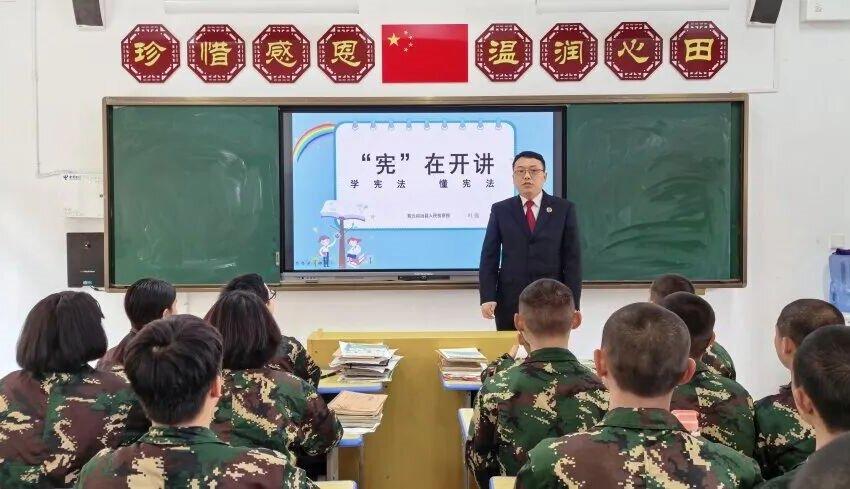 圖1 法治副校長給學生們普及法律知識.jpg