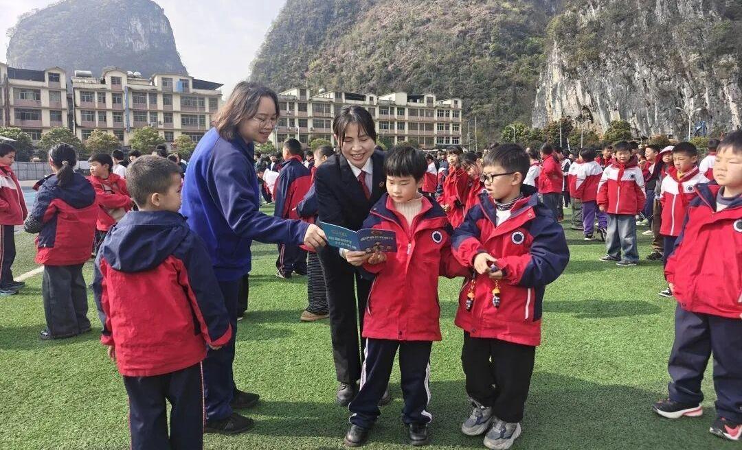 貴州紫云檢察：法治副校長化身“護花使者” 法治巡講護航學子新學期