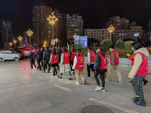 圖1 都勻市公安局文峰派出所帶領(lǐng)的“風(fēng)信子”志愿服務(wù)隊.jpg