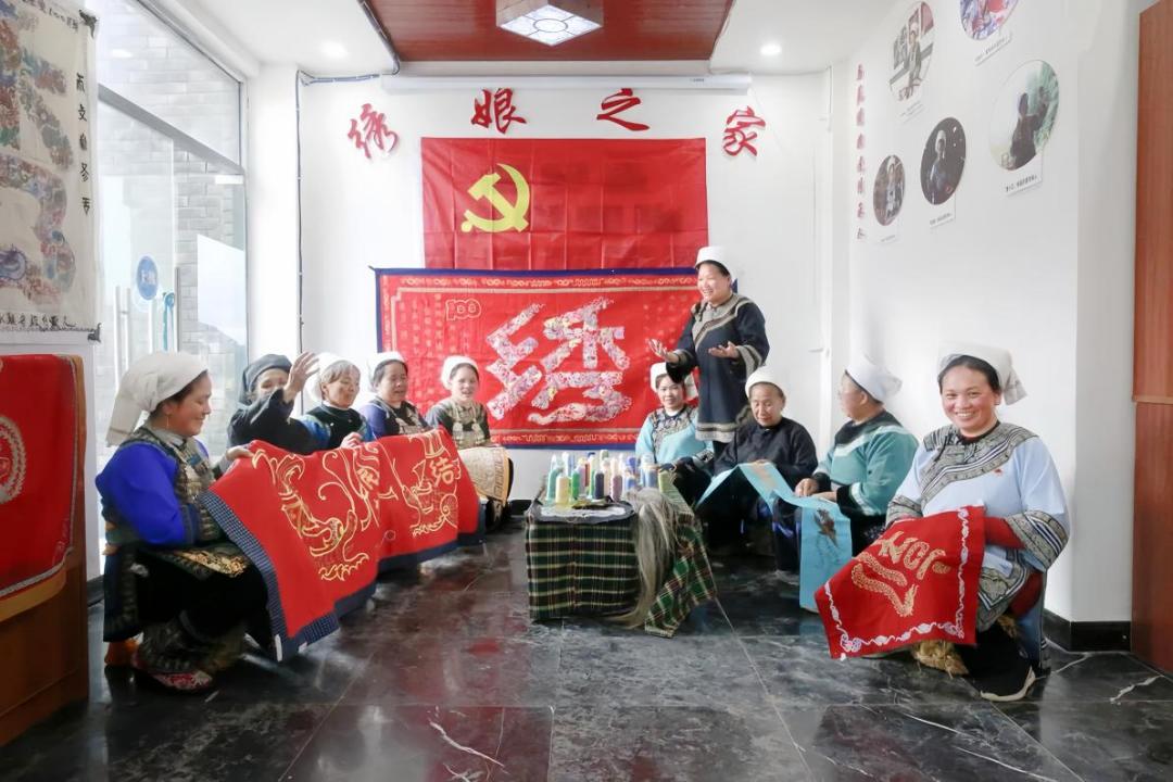 圖2  三都縣雪花湖繡娘“巾幗”調(diào)解服務(wù)隊.jpg