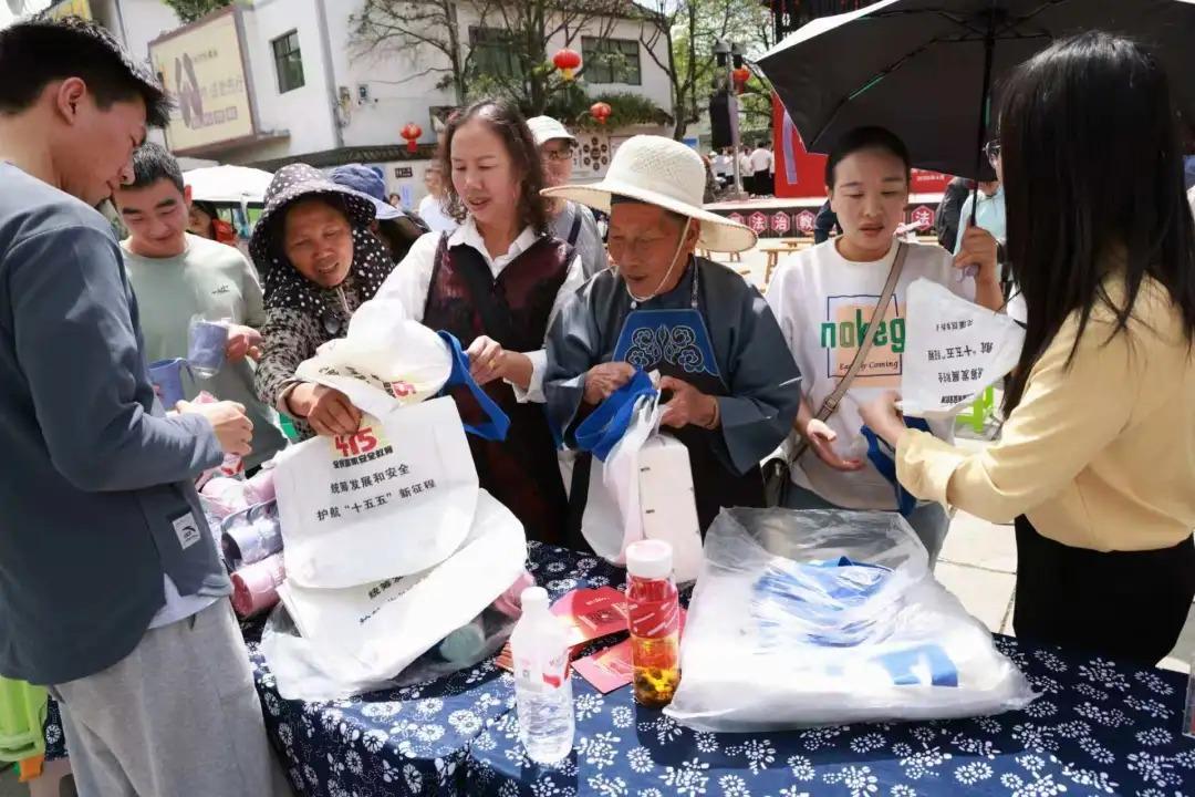 圖 2  宣講團(tuán)在花溪區(qū)龍井村宣講國家安全知識(shí).jpg