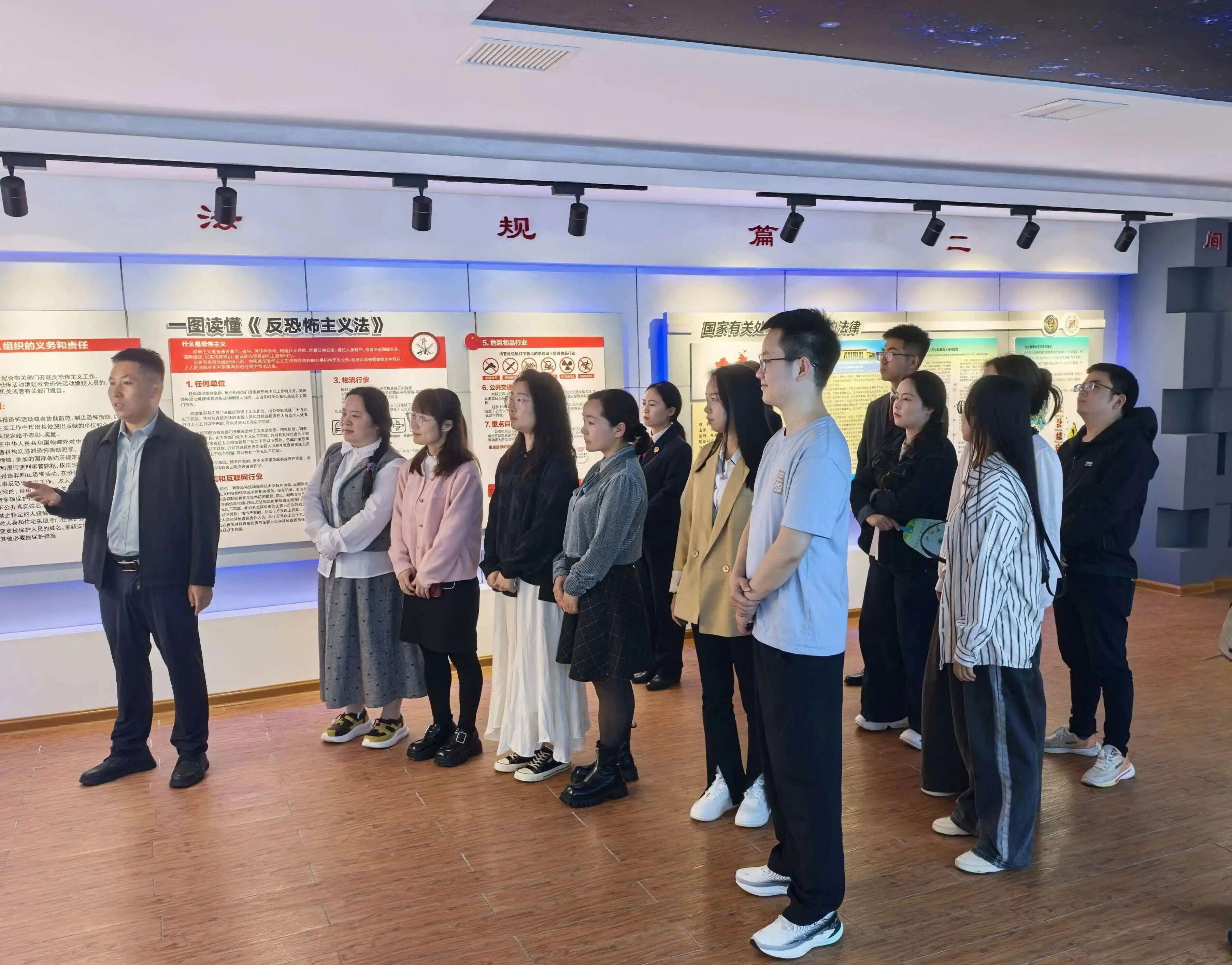 圖2 全體干部職工前往區(qū)委黨校國家安全警示教育基地參觀學(xué)習(xí)。.jpg