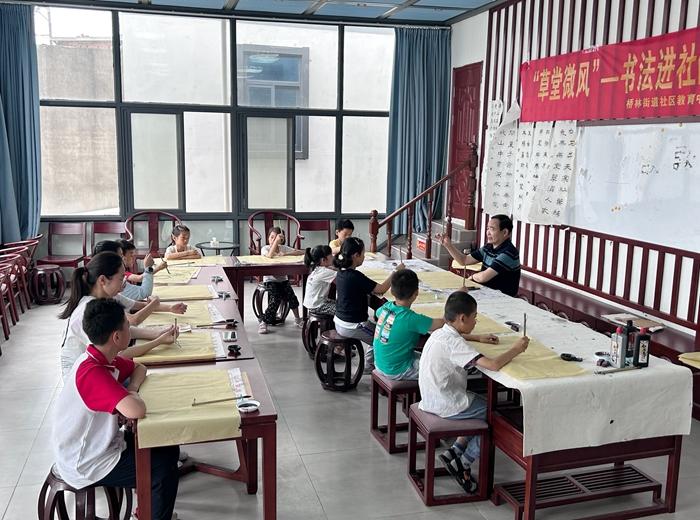 在草圣書鄉(xiāng)，本土書法老師正在指導(dǎo)青少年學習書法。林瑛攝