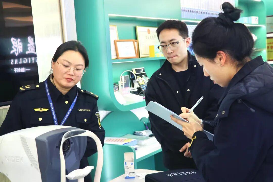 圖2 執(zhí)法人員對(duì)檢查情況做好信息登記.jpg