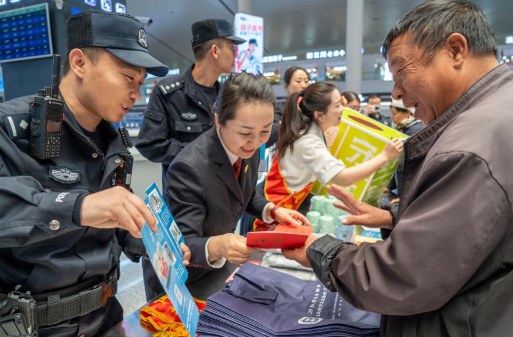 烏魯木齊鐵警：國家安全普法宣傳進車站