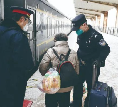10年后，他戴上了父親的警號，開啟了第一次春運執(zhí)勤
