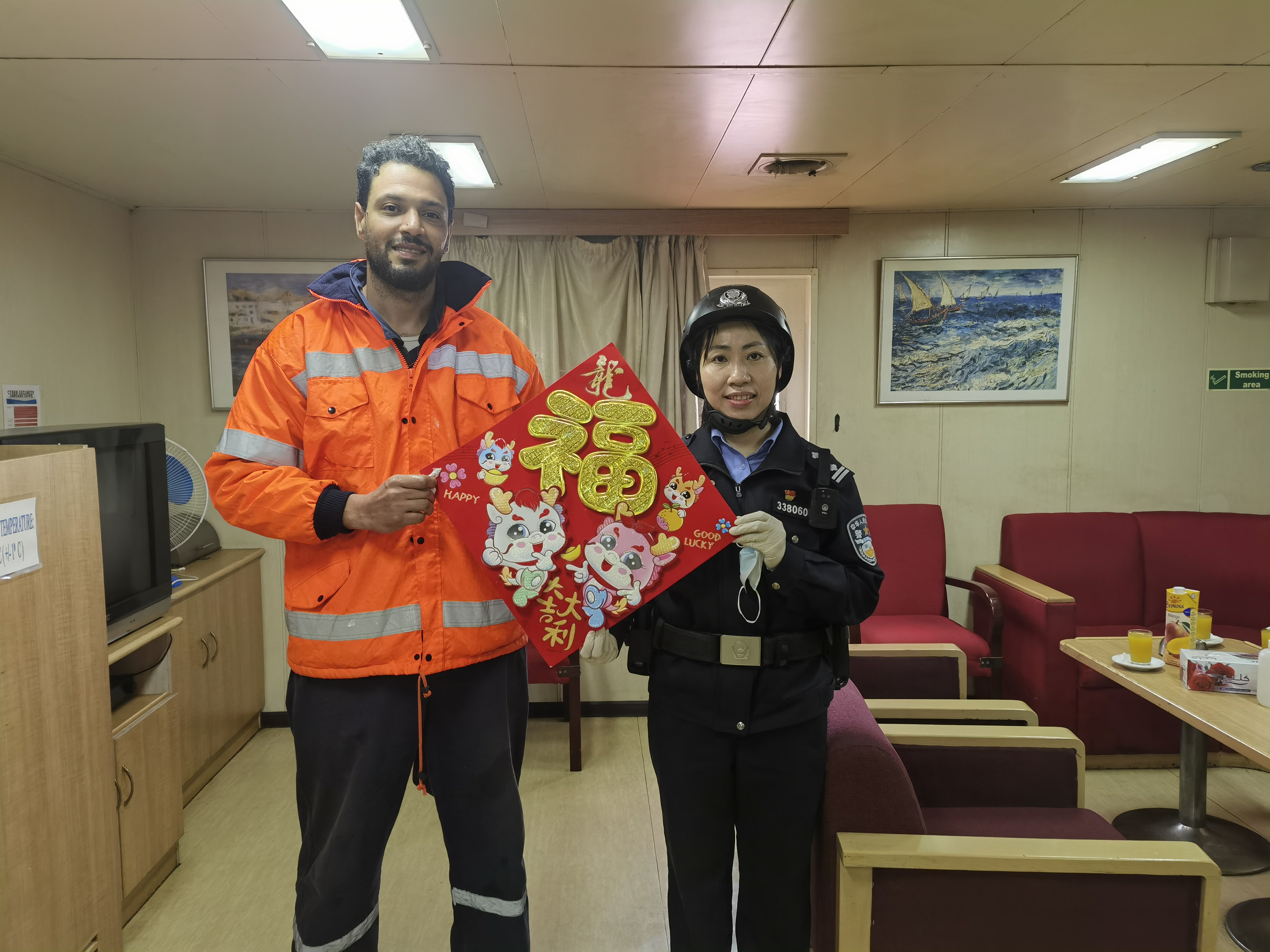 圖三為執(zhí)勤民警陳嬌外籍船舶為船員送祝福賀新春。.jpg