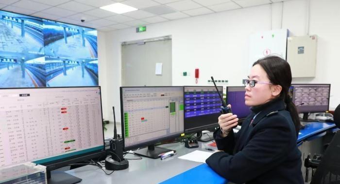 （新春走基層）火車站的幕后“指揮官”