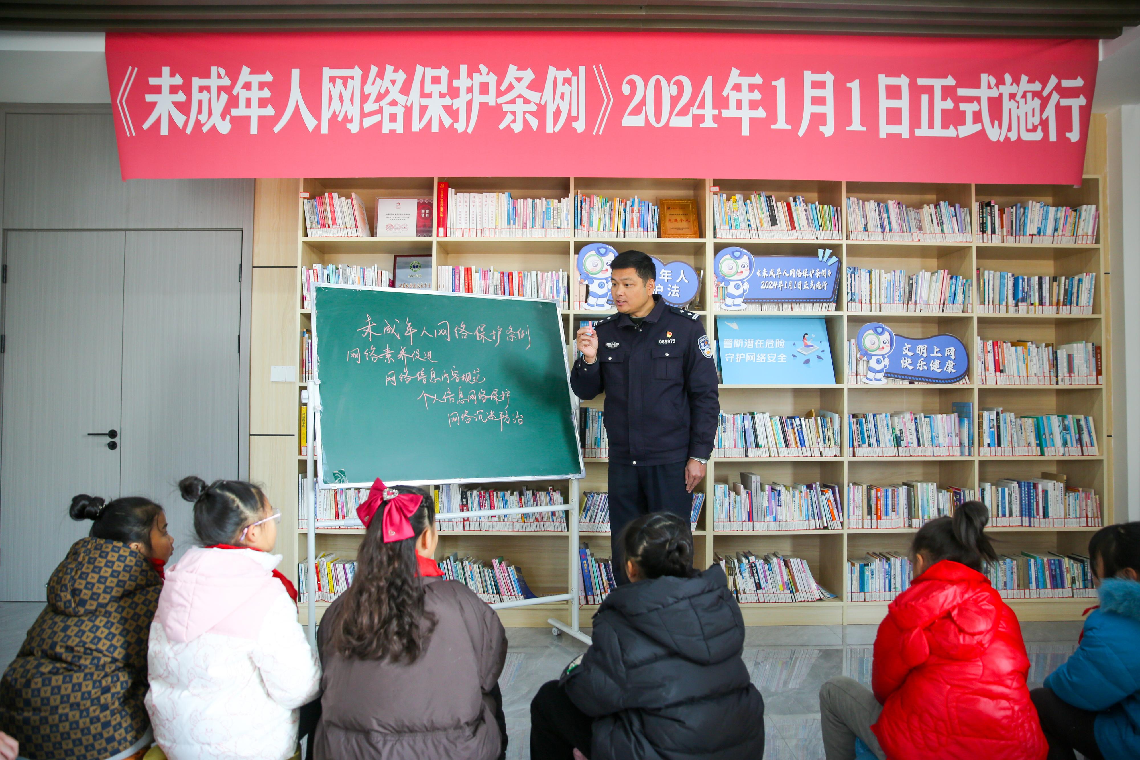2024年1月1日，在江蘇南通如皋市城南街道新華社區(qū)農(nóng)家書屋內(nèi)，網(wǎng)絡(luò)普法志愿者向?qū)W生講解《未成年網(wǎng)絡(luò)安全保護(hù)條例》相關(guān)內(nèi)容。.jpg
