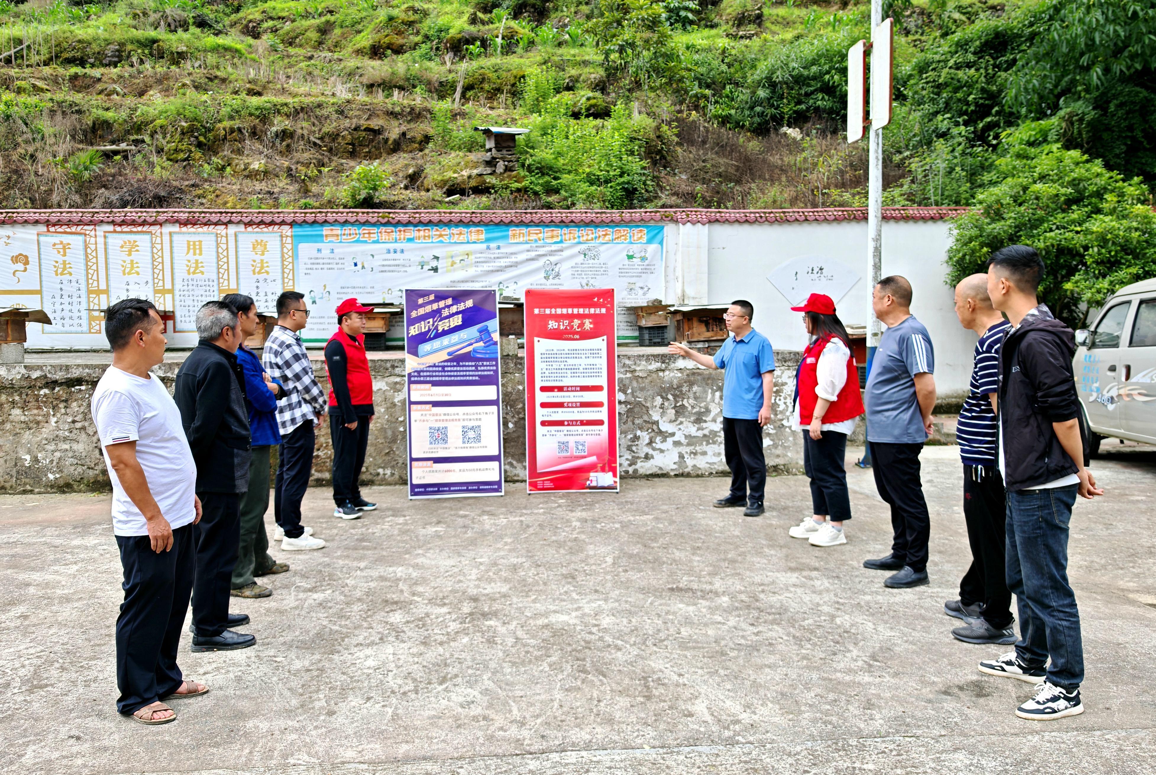 到鄉(xiāng)村開展普法宣講，發(fā)動社會公眾參與競賽答題.jpg