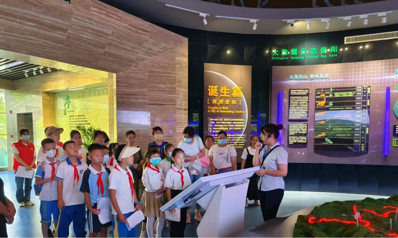 學(xué)生正在參觀貴陽生態(tài)科普館.jpg