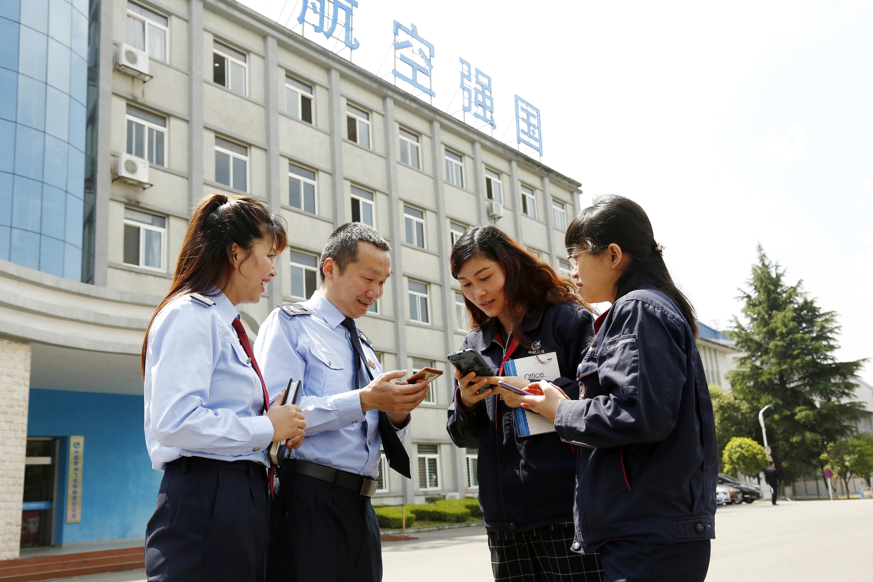 “金稅委員” 走進(jìn)企業(yè)，為企業(yè)詳細(xì)解說稅務(wù)部門在減稅降費、納稅服務(wù)、助企紓困等方面的措施與成效，并專項輔導(dǎo)企業(yè)所需稅費知識。.jpg