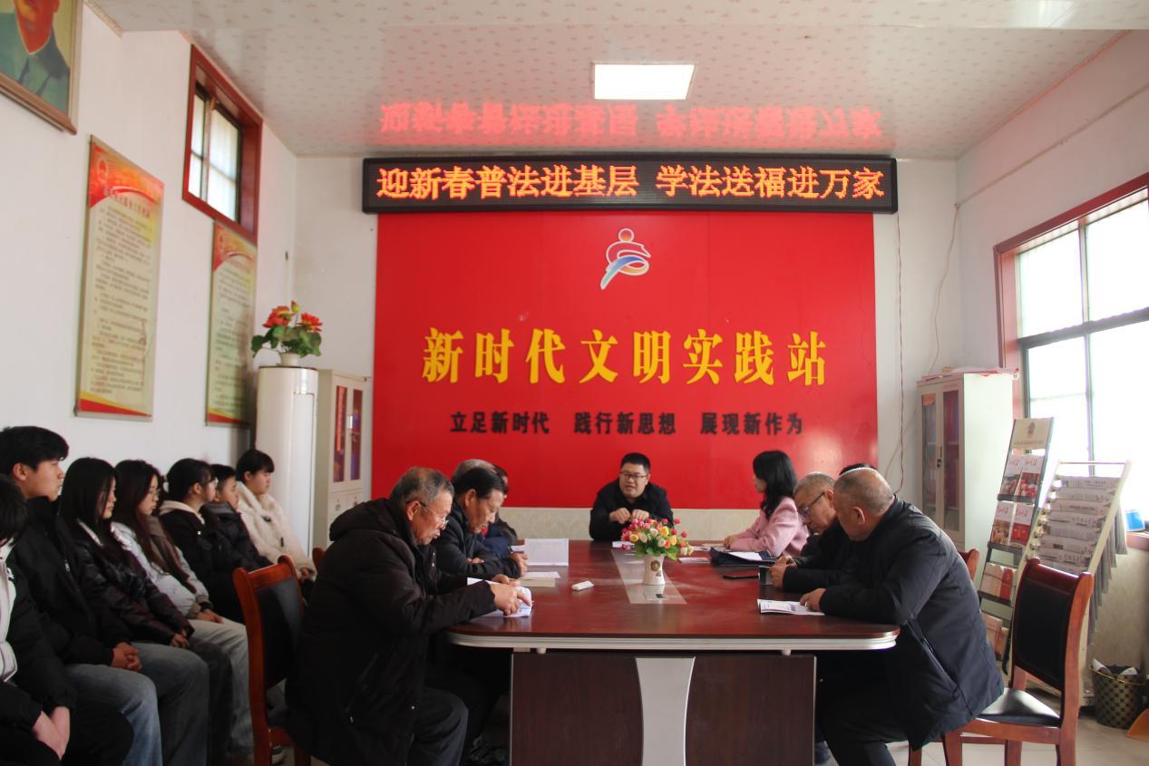 圖為劉奇為陳故村村民講解法律知識(shí)。通訊員 朱新宇 攝.jpg