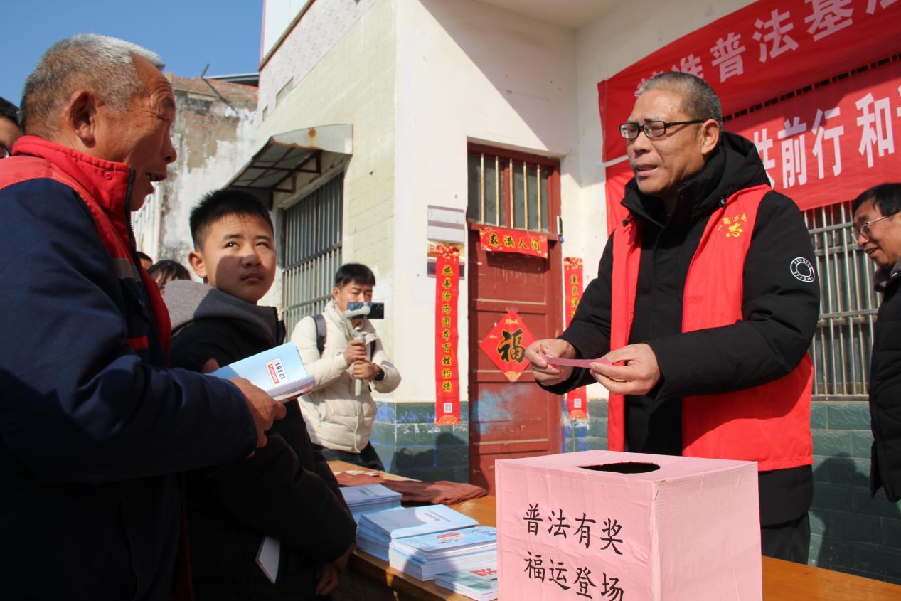 圖為劉志軒正在向村民進(jìn)行有獎(jiǎng)提問(wèn)。通訊員 朱新宇 攝.jpg